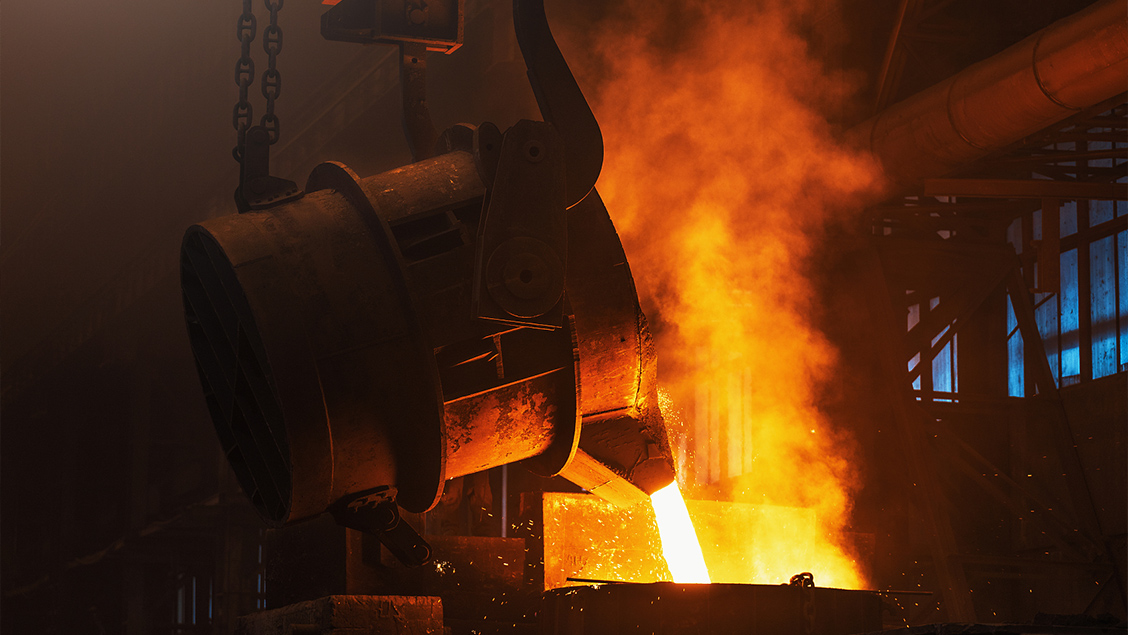 熔融金屬鑄造。在鐵中注入煙霧和火花。冶金工廠。鋼鐵生產(chǎn)。鑄造高爐